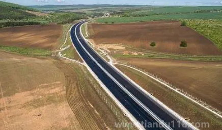 2023年大年初四開(kāi)車(chē)上高速公路需要收費(fèi)嗎（春節(jié)走高速注意什么）